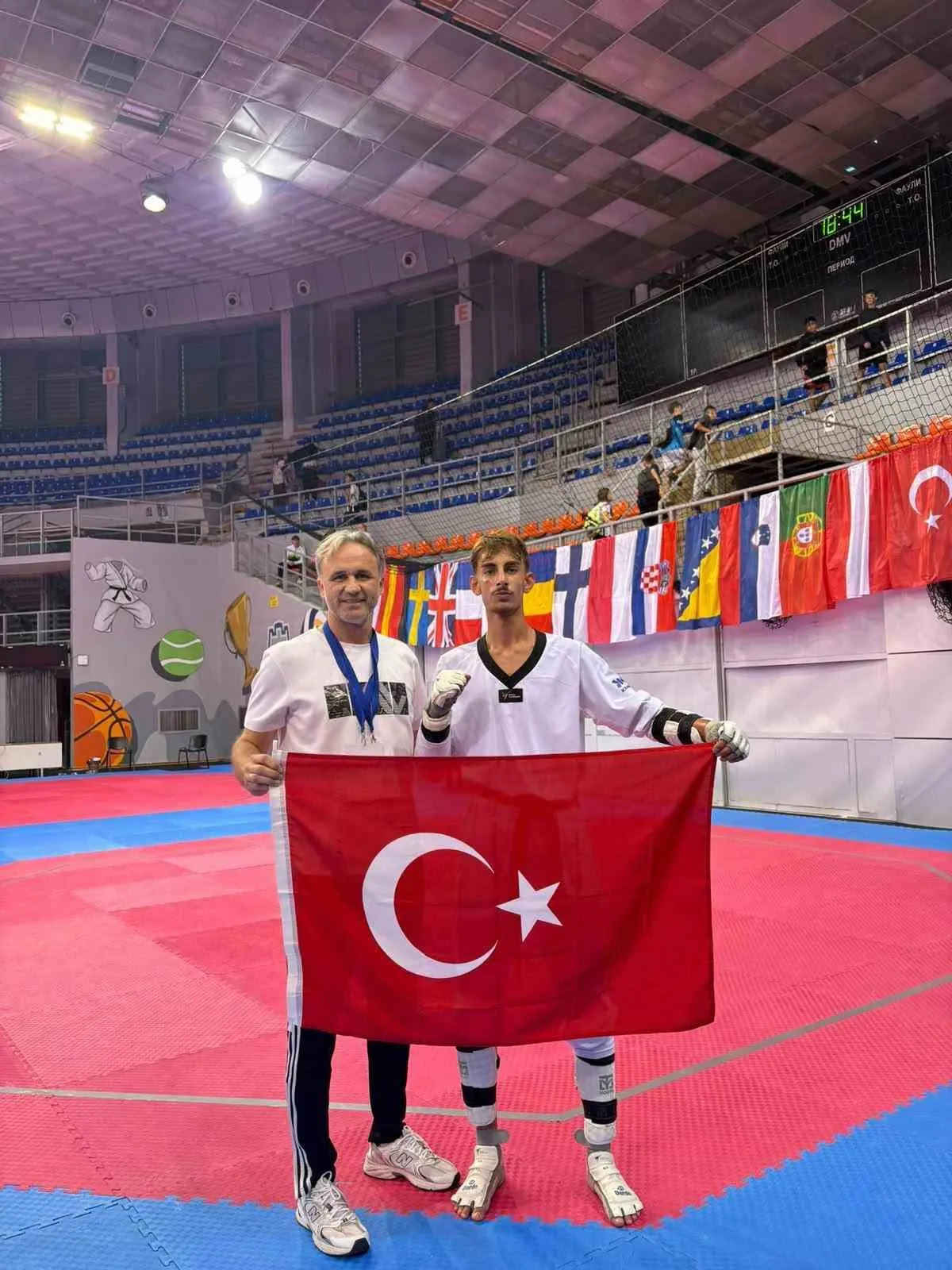 İzmirli tekvandocular Sırbistan'da fırtına gibi esti: Üç madalya ile döndüler