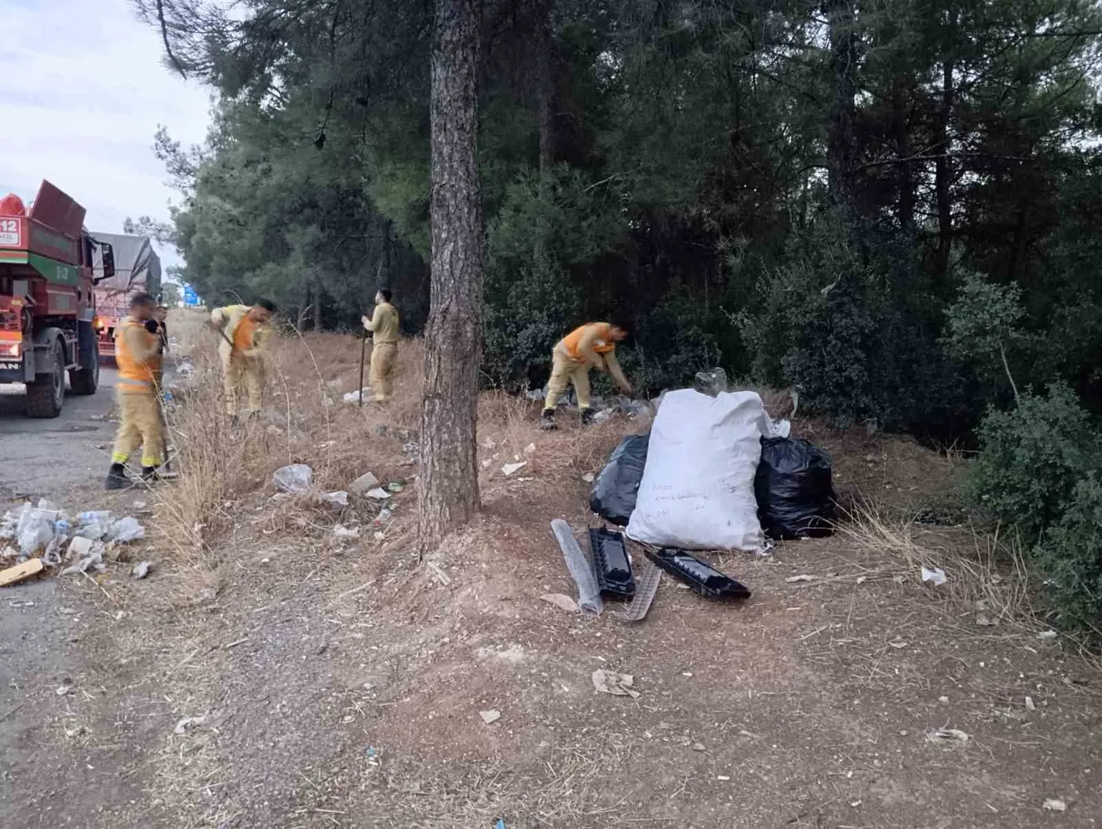 Buldan ormanlarında yangın alarmı: Ekipler tehlike saçan çöpleri temizledi