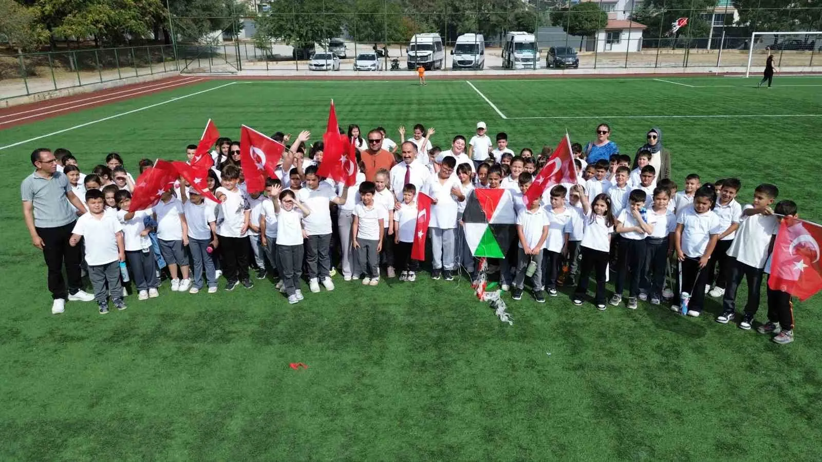 Buldan’da gökyüzü barış mesajlarıyla renklendi: Uçurtmalar Gazzeli çocuklar için havalandı