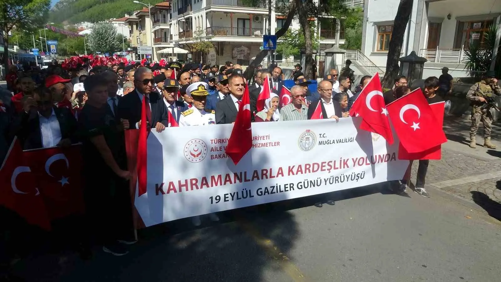 Muğla’da vefa yürüyüşü: Gaziler için omuz omuza verdiler