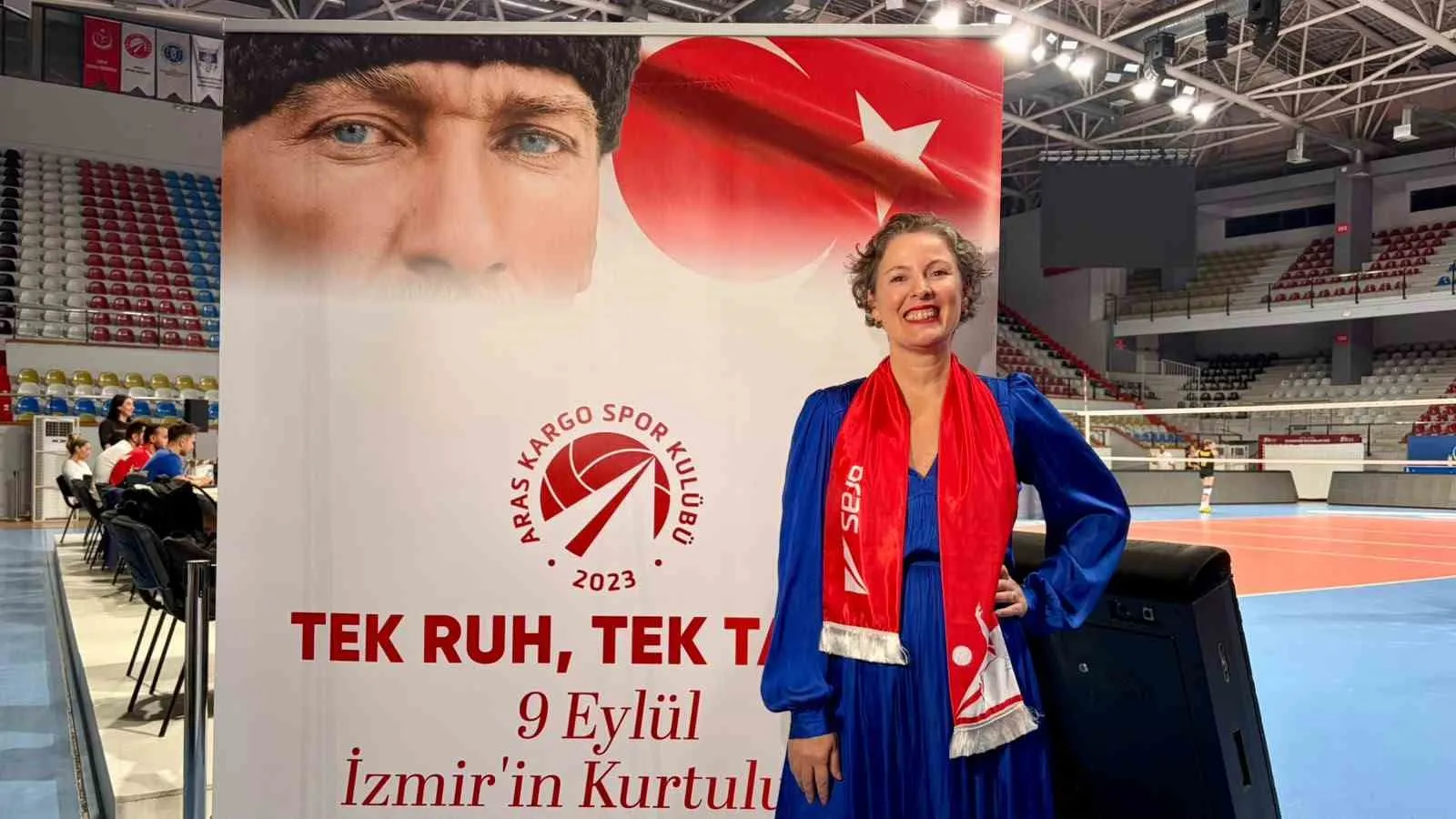 İzmir’in kurtuluş coşkusu voleybol parkesine taşındı: Üç dev kulüp tek yürek oldu