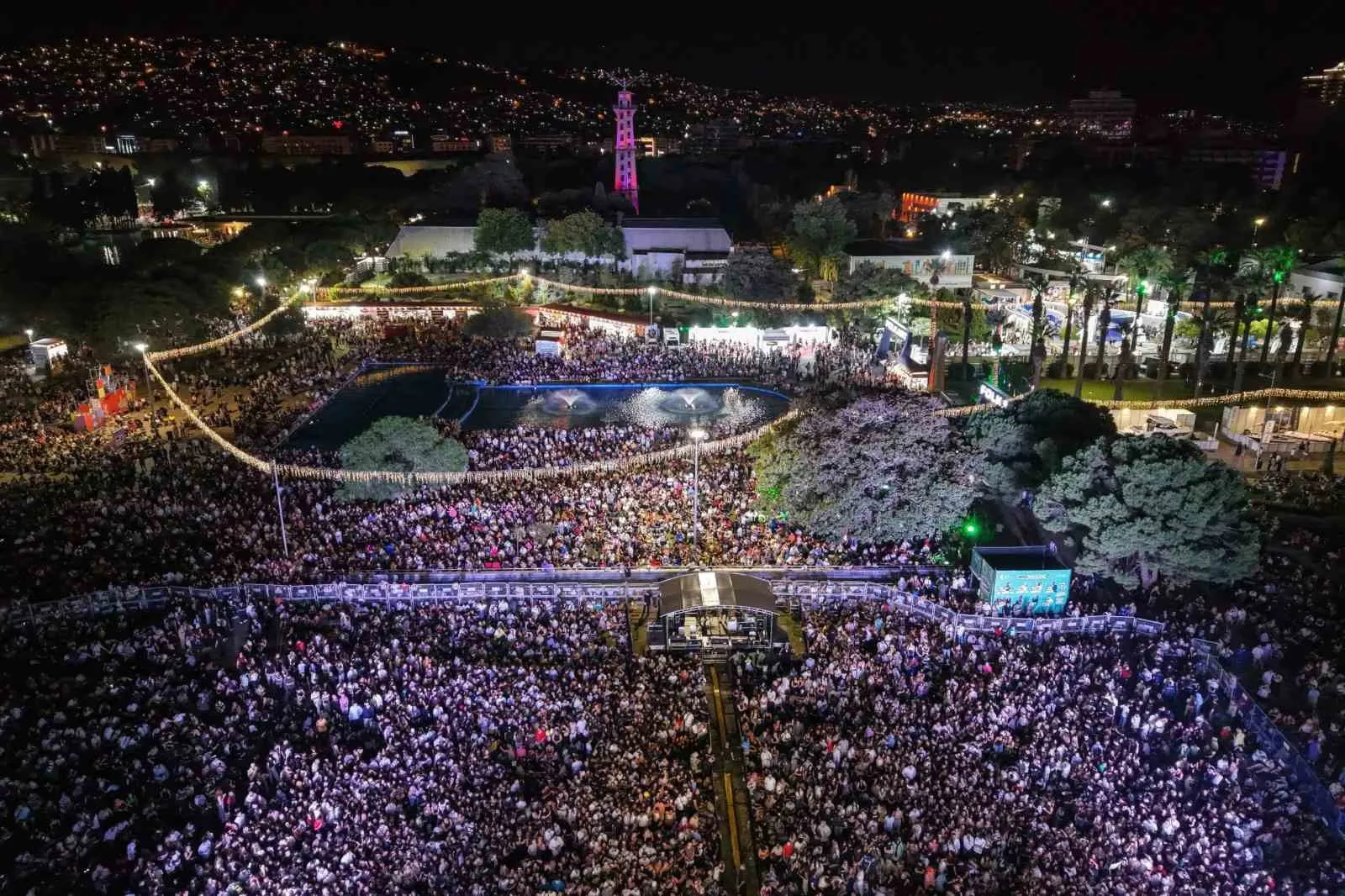 İzmir'de Yıldız Tilbe fırtınası: Kültürpark'ta on binler tek ses oldu