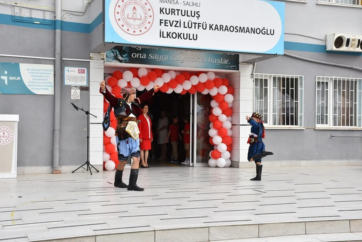 Salihli'de ders zili coşkuyla çaldı: Minik öğrencilerin gösterisi büyüledi