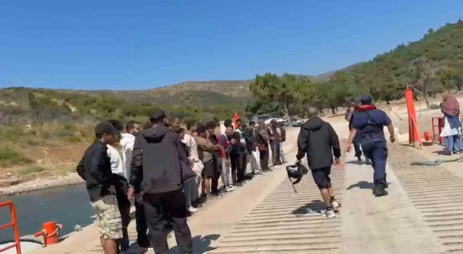 Ege'de nefes kesen operasyon: 76 göçmen için seferberlik