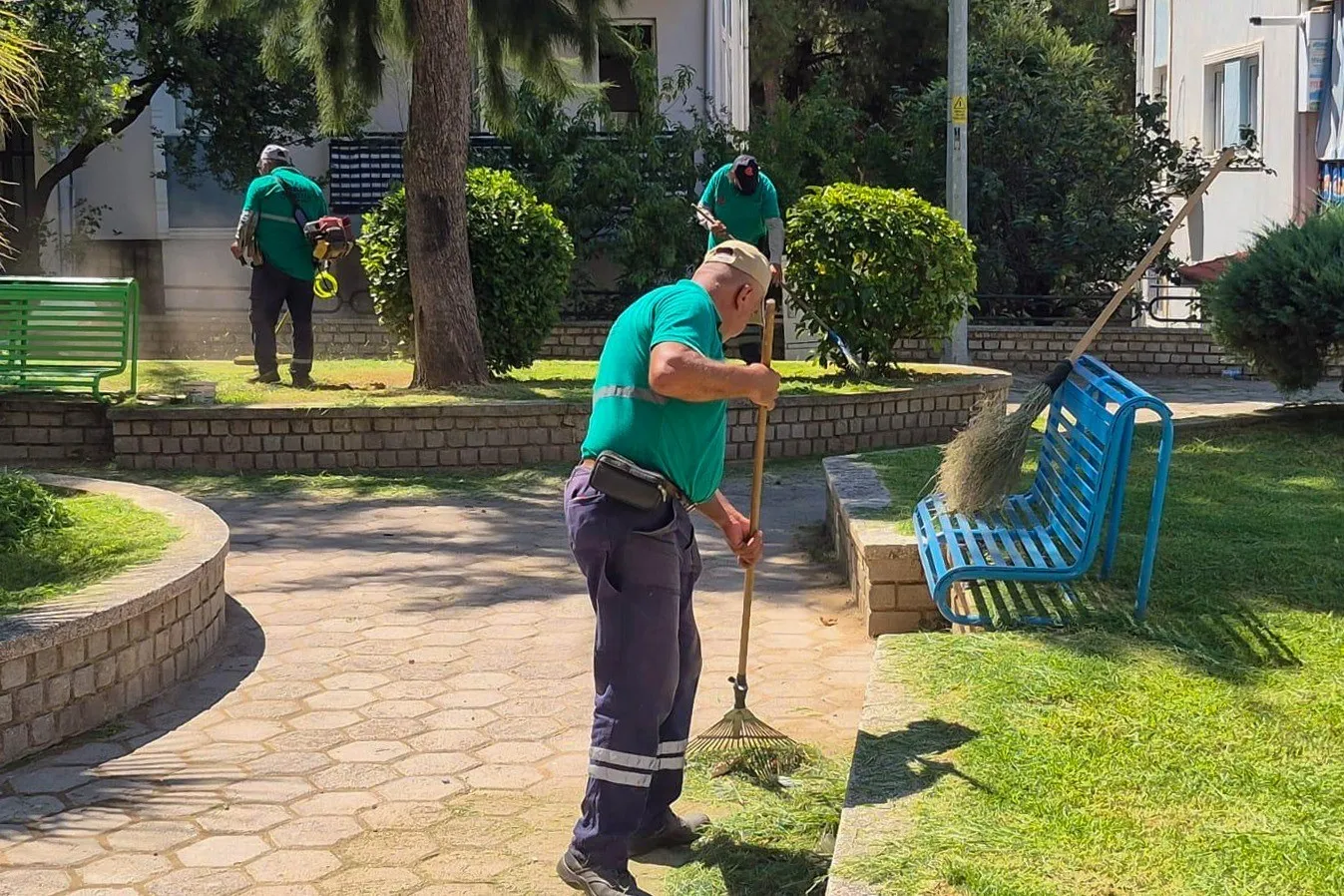 Efeler’de Yeşil Alan Seferberliği: Dört Mahallede Parklar Yenilendi