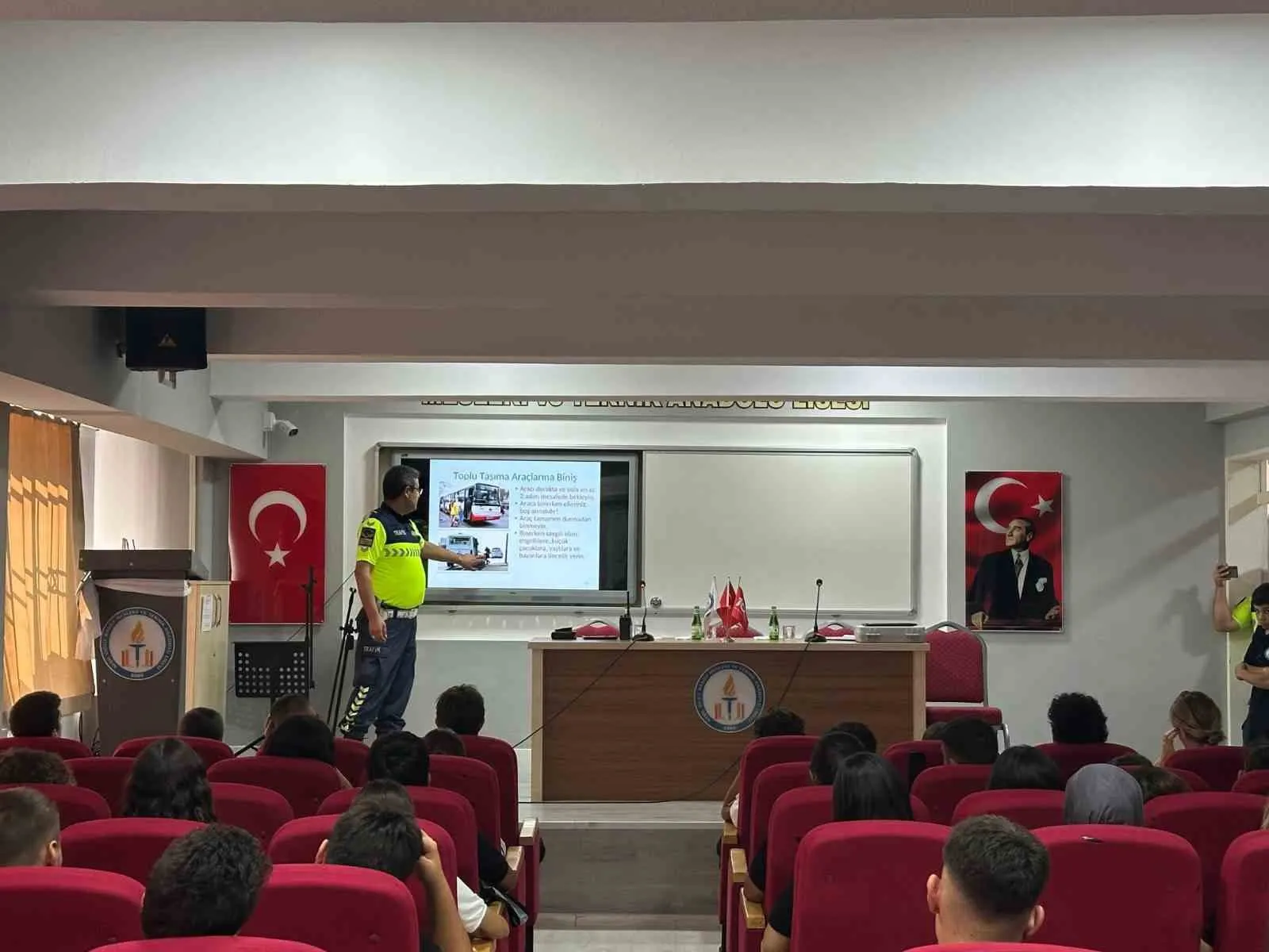 Kuşadası’nda genç sürücülere hayati uyarı: Trafikte kurallar yaşam kurtarır