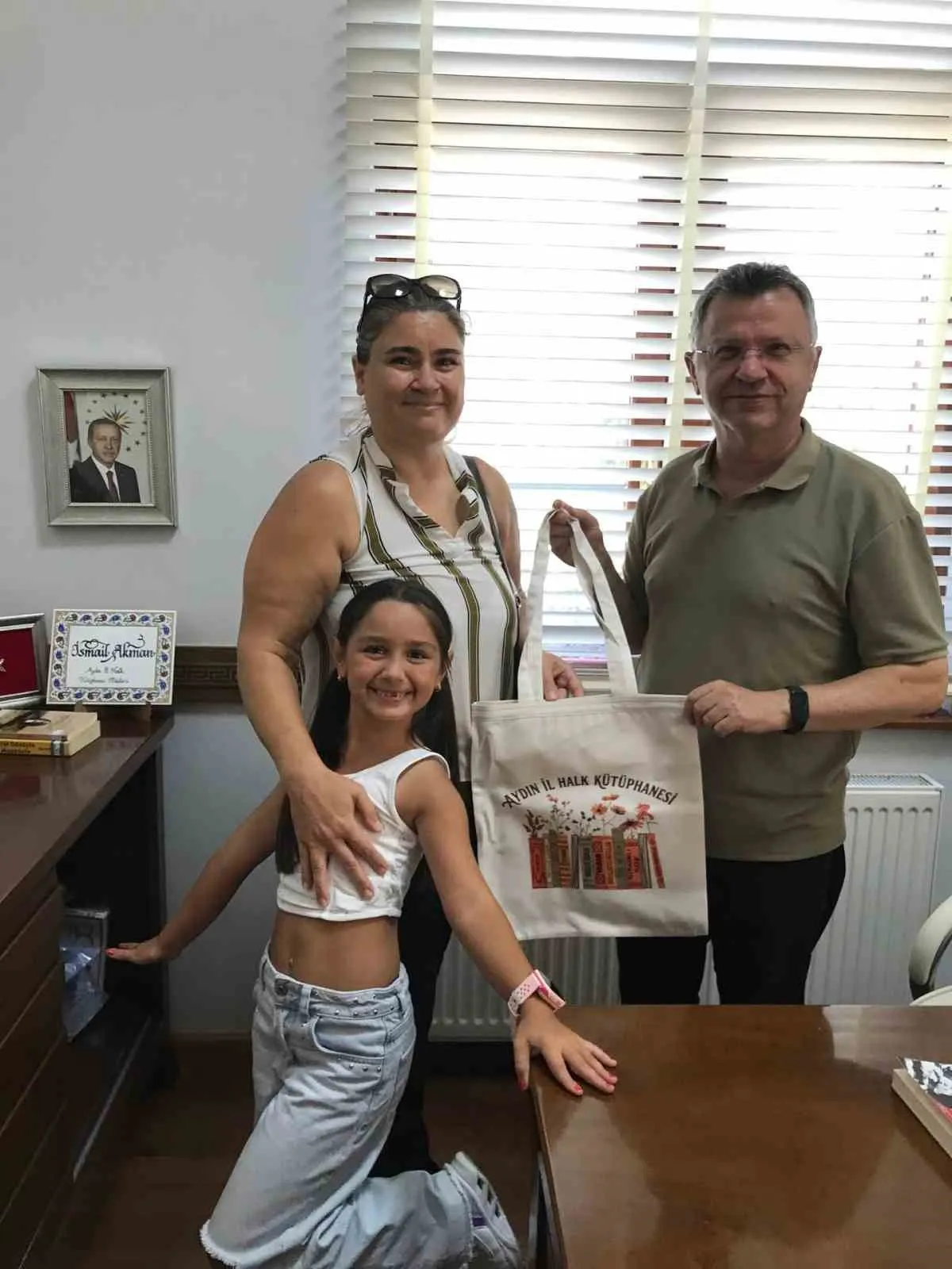Minik okurlara kütüphane madalyası: Kitap dostu çocuklar belgelerine kavuştu