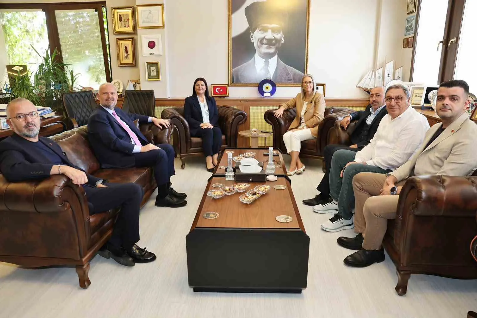 Foça'da yeni dönem: AK Parti'den belediyeye yakın markaj