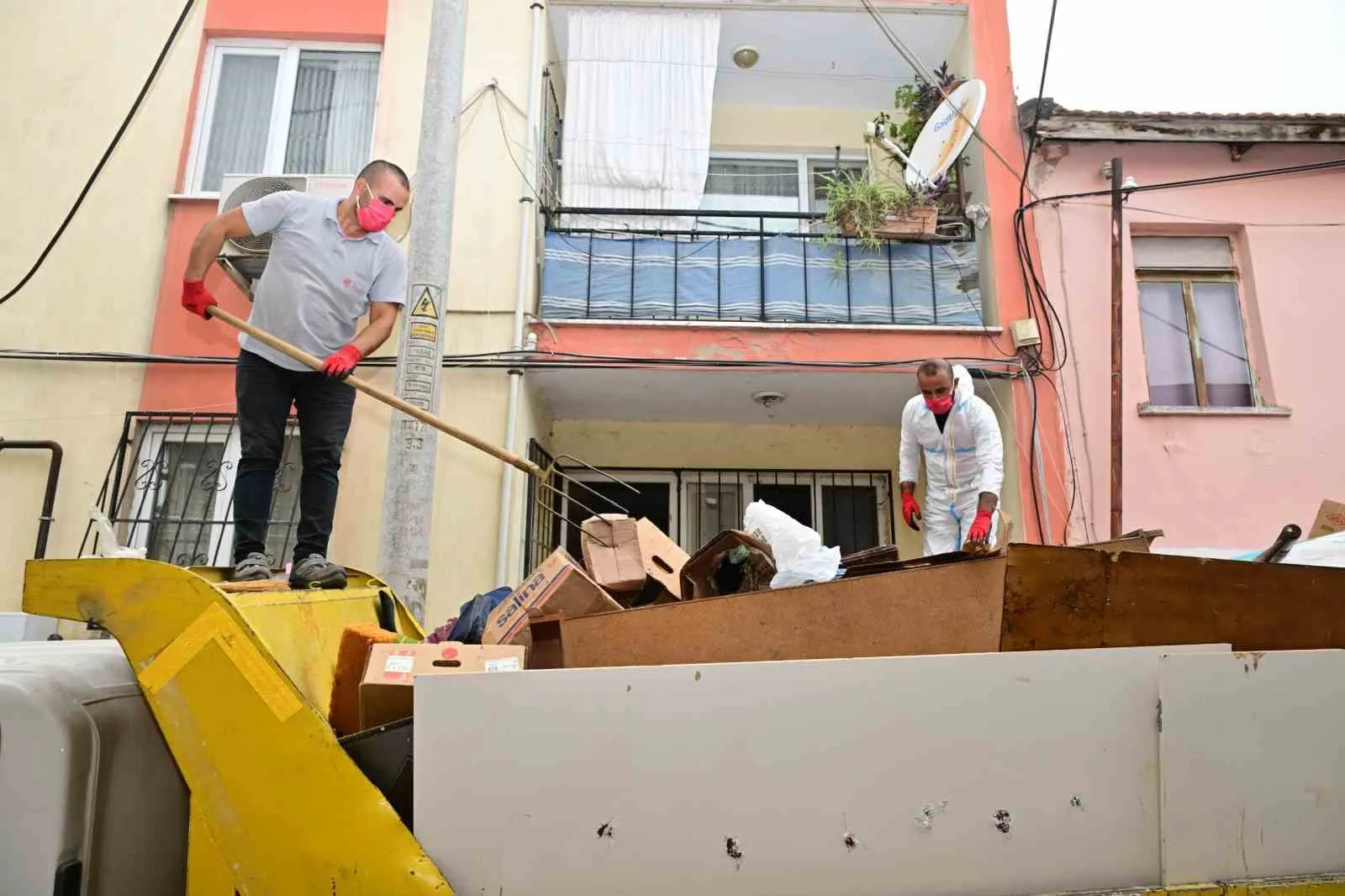 Barbaros Mahallesi’nde 10 yıllık çöp ev kabusu belediye ekipleriyle son buldu