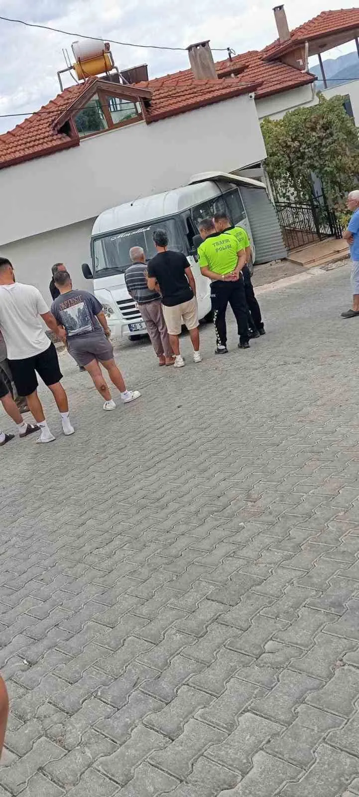 Yatağan'da korku dolu anlar: Park halindeki minibüs garaja daldı