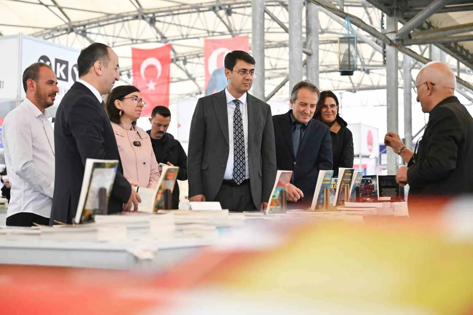 Uşak’ta edebiyat rüzgarı: Vali Kartal kitapseverlerle buluştu