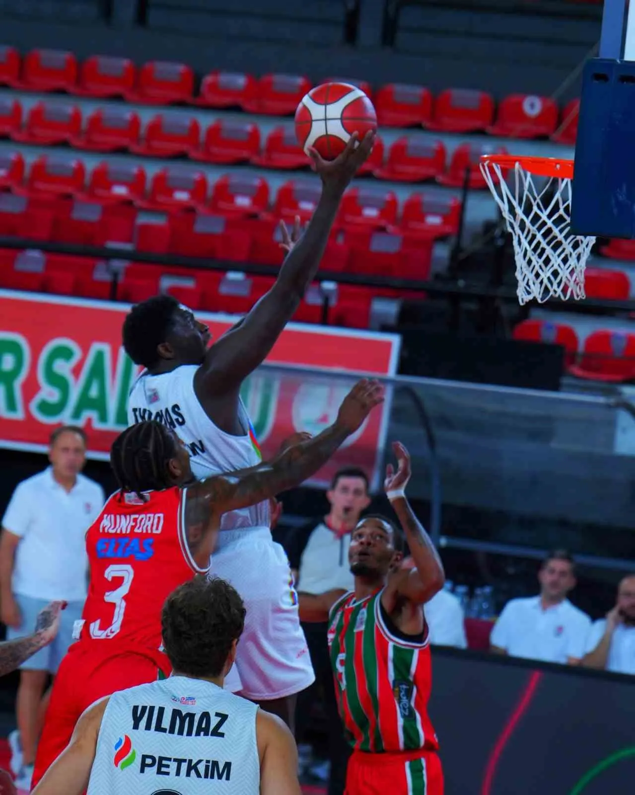 İzmir'in basketbol devleri kozlarını paylaştı: Petkimspor deplasmanda hata yapmadı