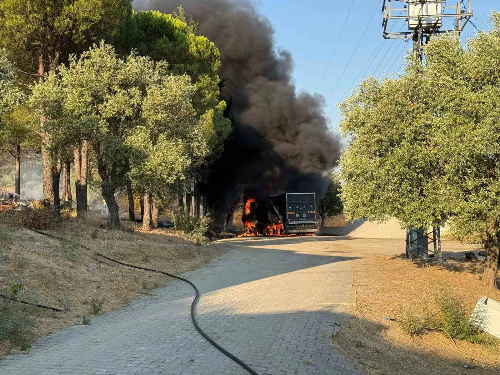 Dalaman yolunda alevli kabus: Belediye aracı hurdaya döndü