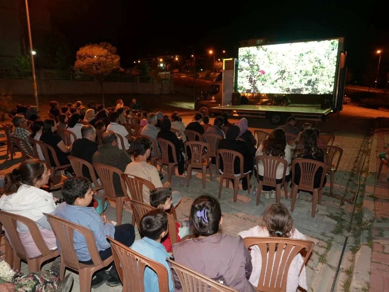 Denizli’de yıldızların altında sinema keyfi: Mahalleli beyaz perde etrafında kenetlendi
