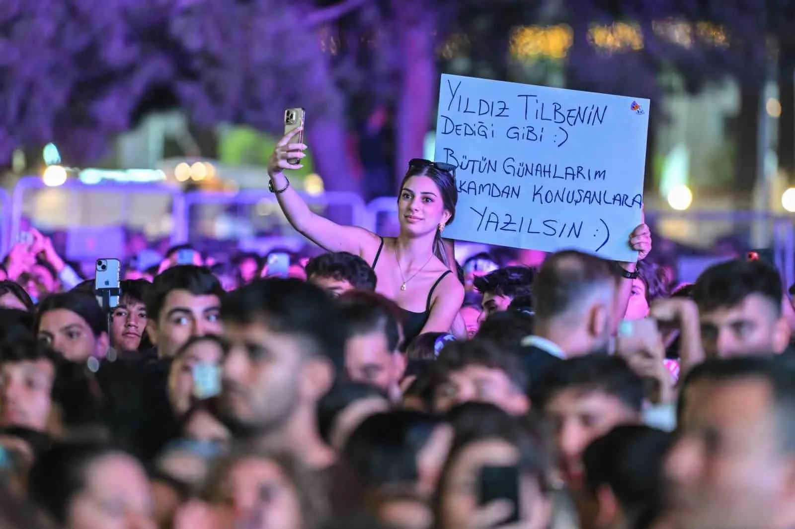 İzmir'de Yıldız Tilbe fırtınası: Kültürpark'ta on binler tek ses oldu