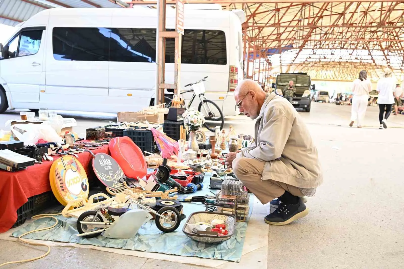 Manisa'da nostalji rüzgarı yeni adresinde esiyor: İkinci el pazarı artık Laleli'de
