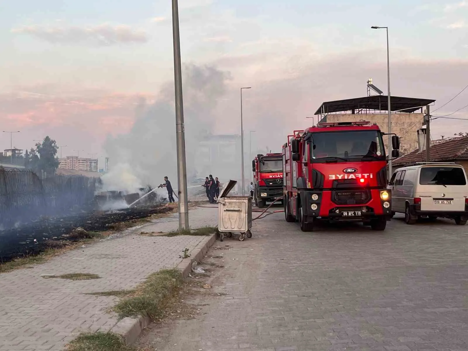 Efeler'de korku dolu anlar: Alevler evlerin kapısına dayandı