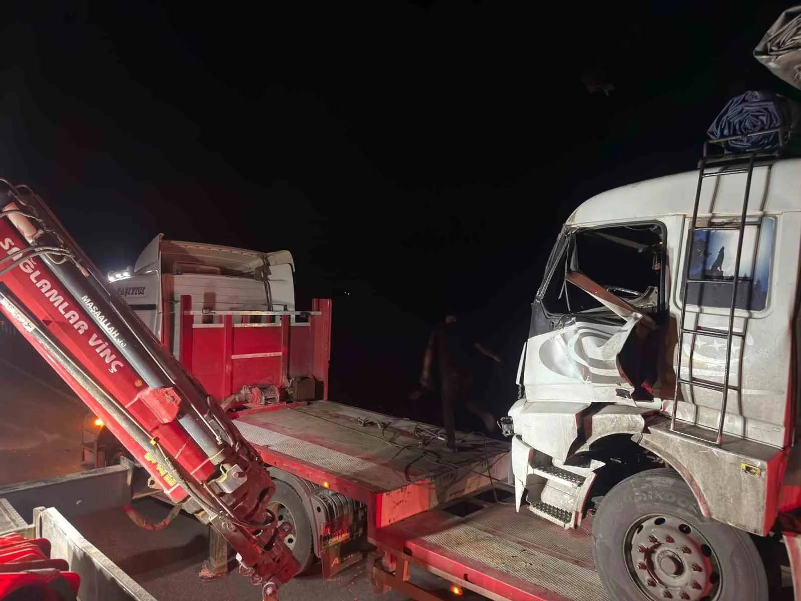 Afyonkarahisar'da dehşet anları: Kamyon sürücüsü hurdaya dönen araçta mahsur kaldı