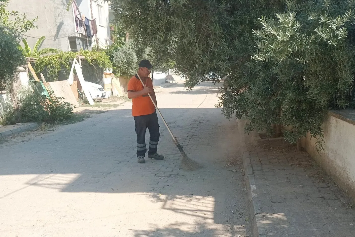 Efeler'de temizlik seferberliği: Sokaklar pırıl pırıl oldu