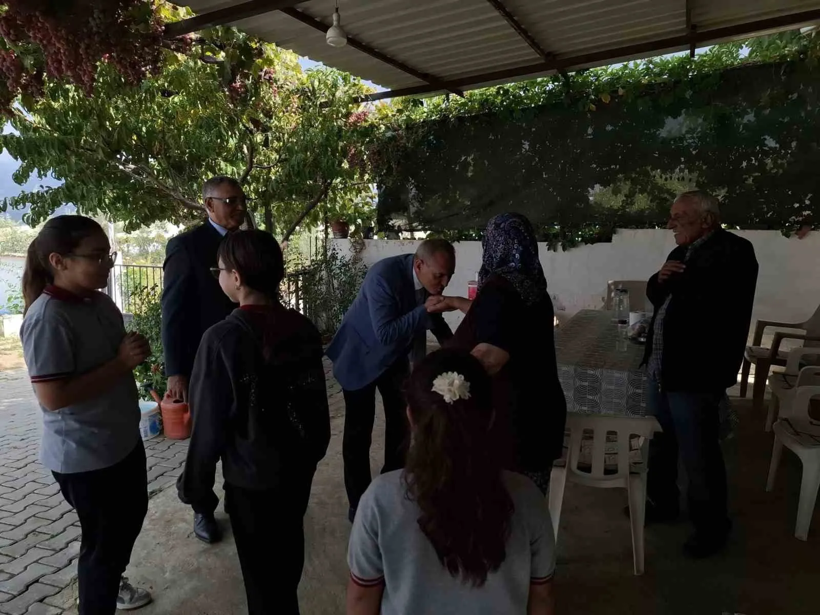 Eğitim camiasından anlamlı ziyaret: Şehit ailesine vefa eli