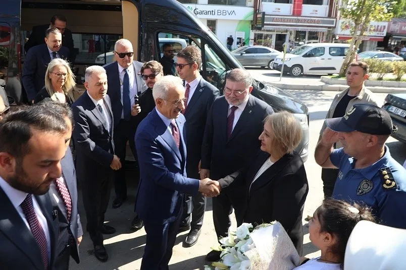Menderes’te ulaşım düğümü çözülüyor: Bakan Uraloğlu’ndan dev yatırım müjdesi