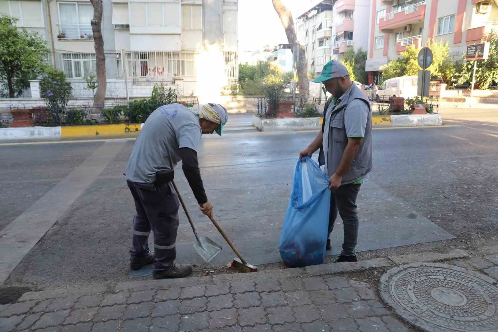 Nazilli'de şafak vakti temizlik mesaisi: Cumhuriyet Mahallesi pırıl pırıl oldu