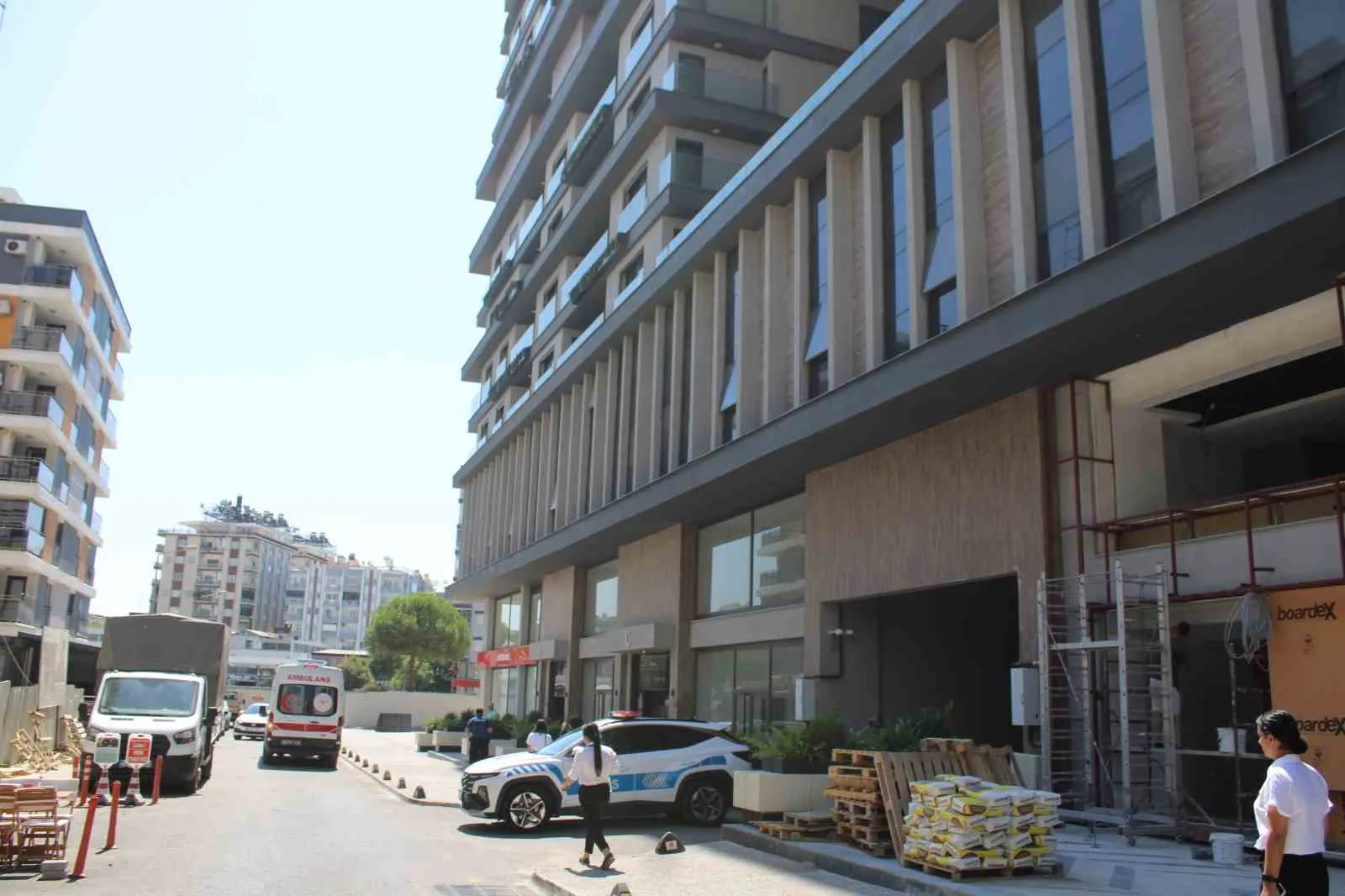 Efeler’de acı dolu ziyaret: Merdiven boşluğuna düşen şahıs hastanelik oldu