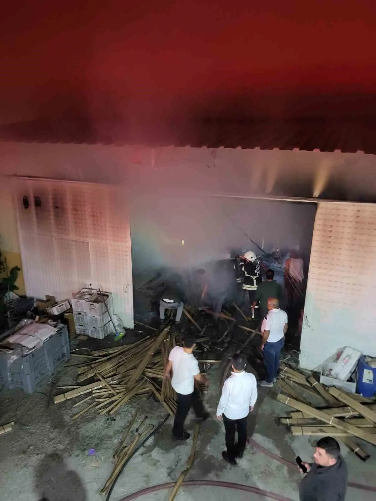 Sultanhisar'da gece yarısı kabusu: Tarım deposu küle döndü