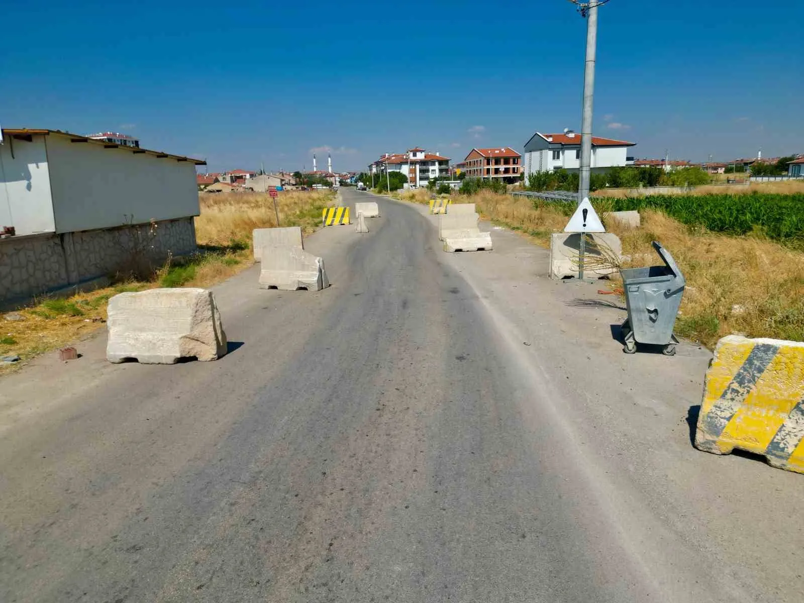 Karşıyaka Mahallesi'nde trafik çilesi: Beton bariyerler sürücüleri isyan ettirdi