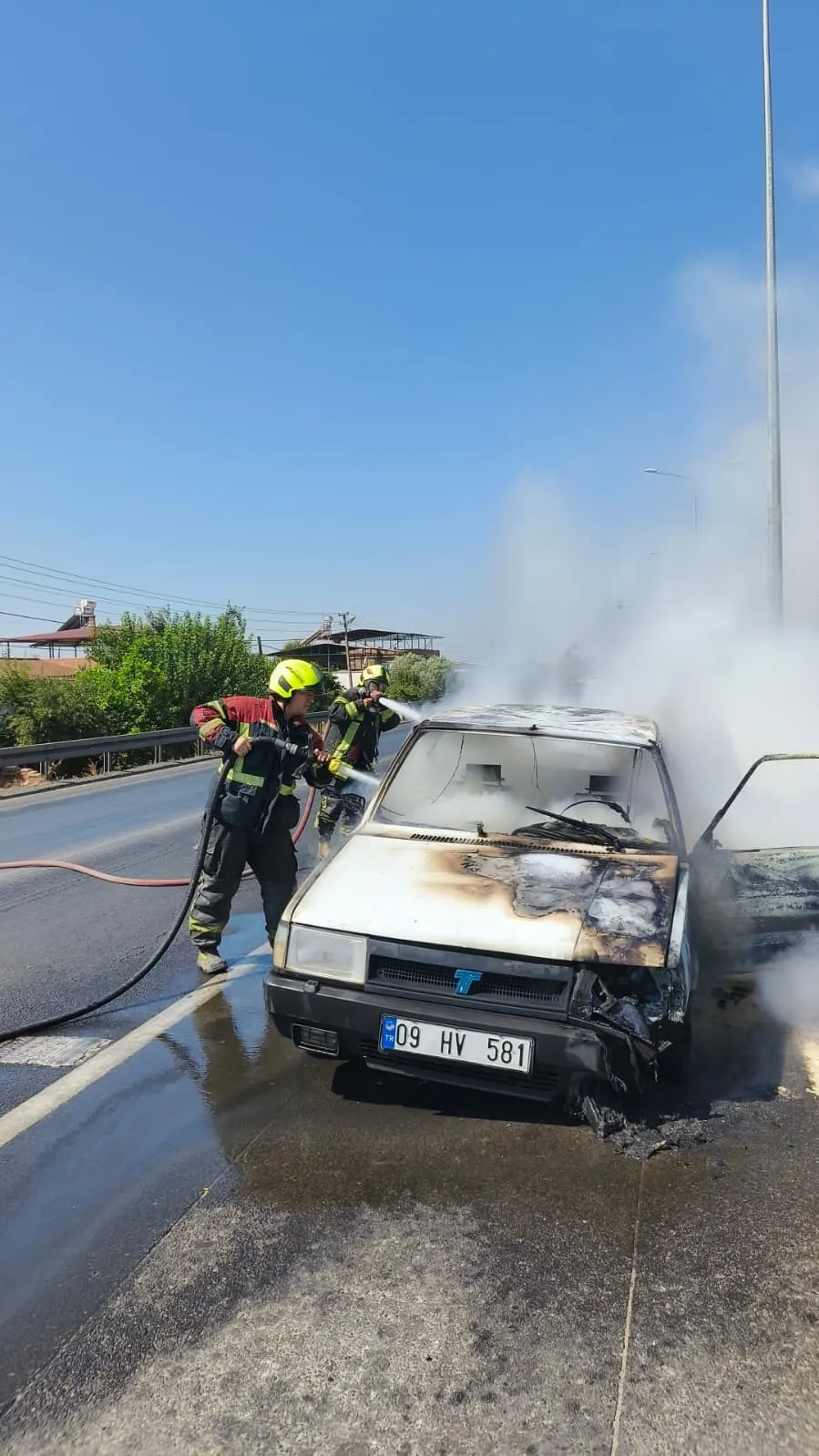 Nazilli yolunda korku dolu anlar: Seyir halindeki otomobil alevlere teslim oldu