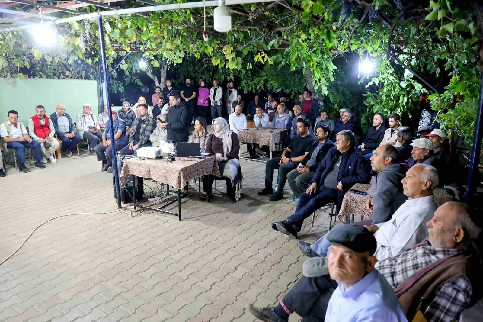 Tavas’ta yerel yönetimden doğrudan temas: Kozlar sakinleri taleplerini başkana iletti
