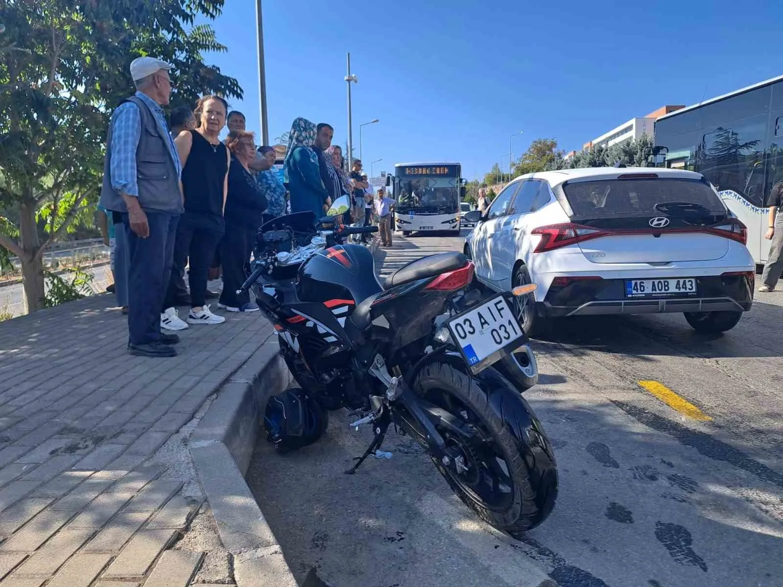 Menteşe'de trafik kazası: Hastane yolunda motosiklet yayaya çarptı