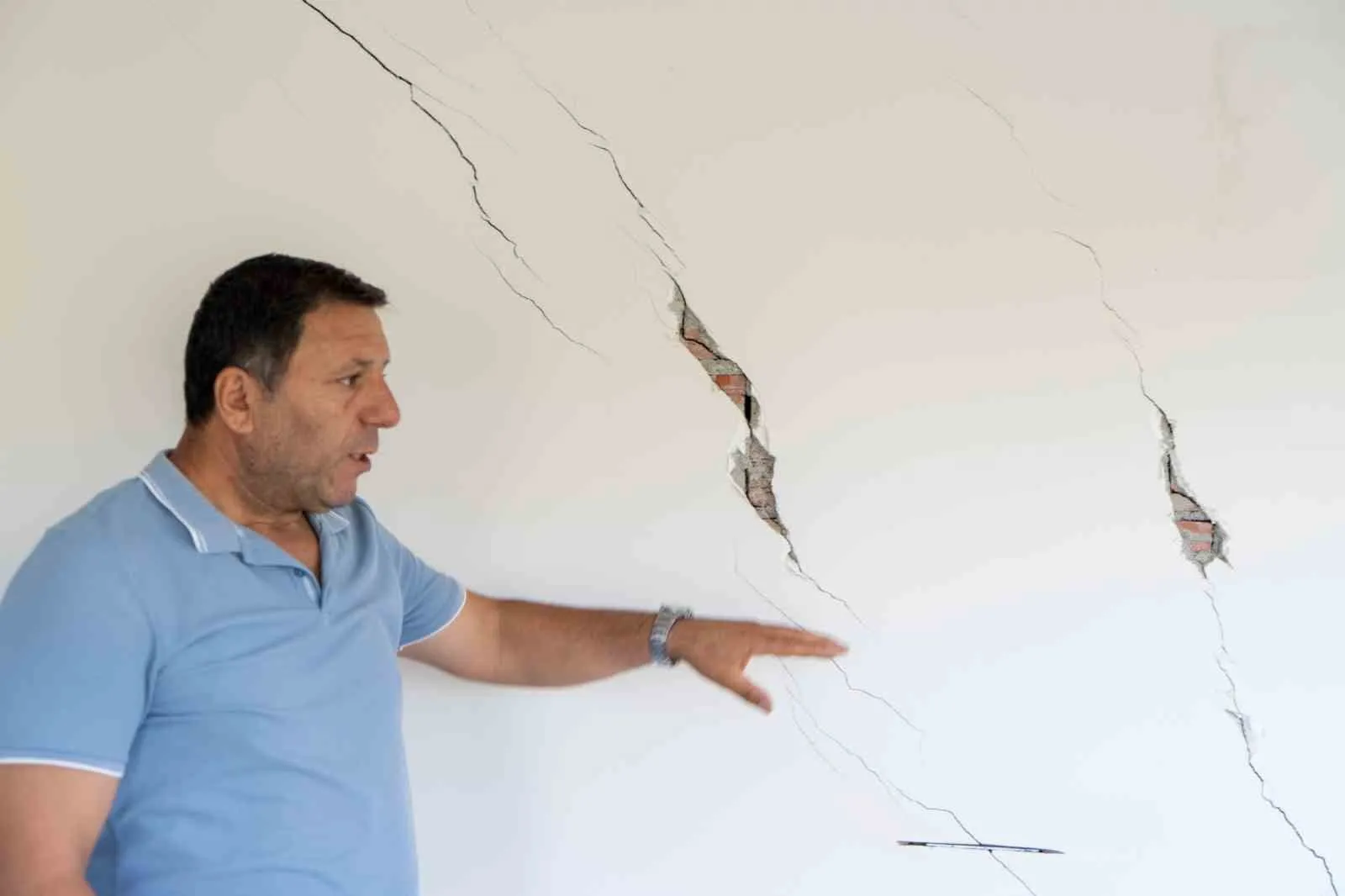 Turgutlu’da faciaya davetiye çıkaran bina: Temeli iki parça atılmış, kolonlar çatladı