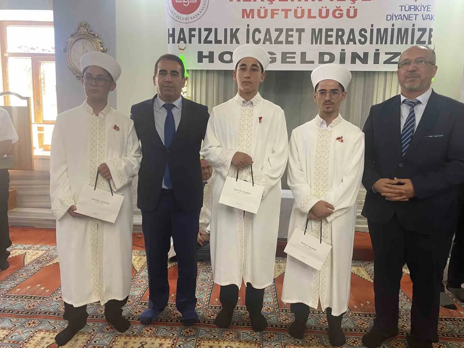 Manisa’da Kur’an bülbülleri için coşkulu tören: 11 genç hafız icazetini aldı