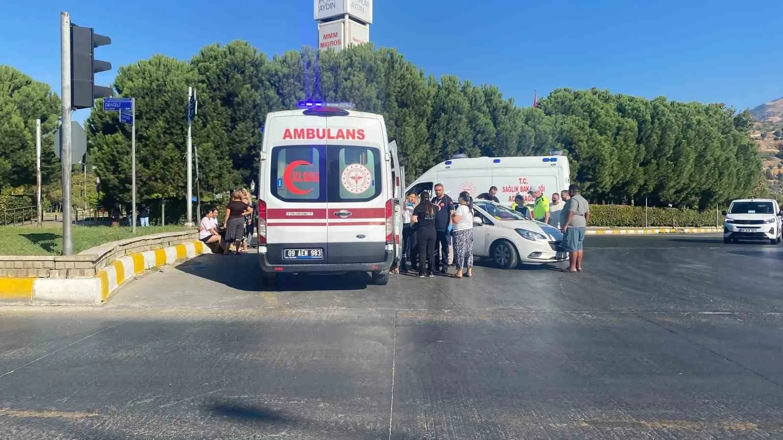 Efeler'de kavşak kazası: Bir çocuk dahil iki kişi yaralandı