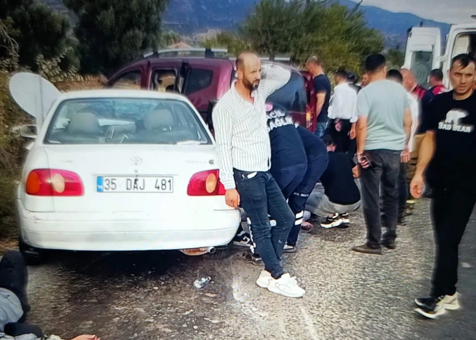 Kiraz yolunda kural hatası can yaktı: 8 kişi hastanelik oldu