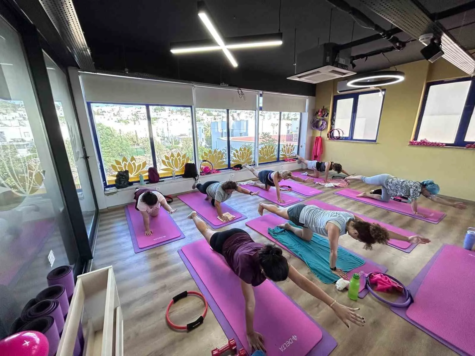 Bodrum'da sağlıklı yaşam hareketi: Yüzlerce kişi pilatesle form tutuyor