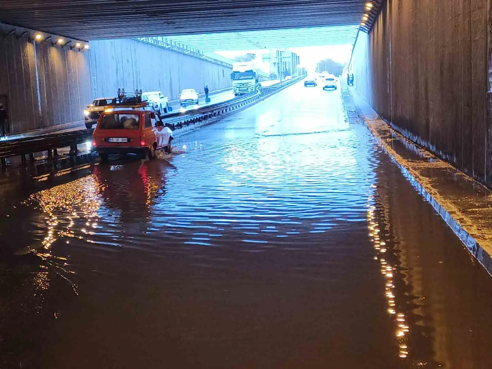 Aydın'da akşam trafiği kabusa döndü: Sağanak yağış kazaları tetikledi