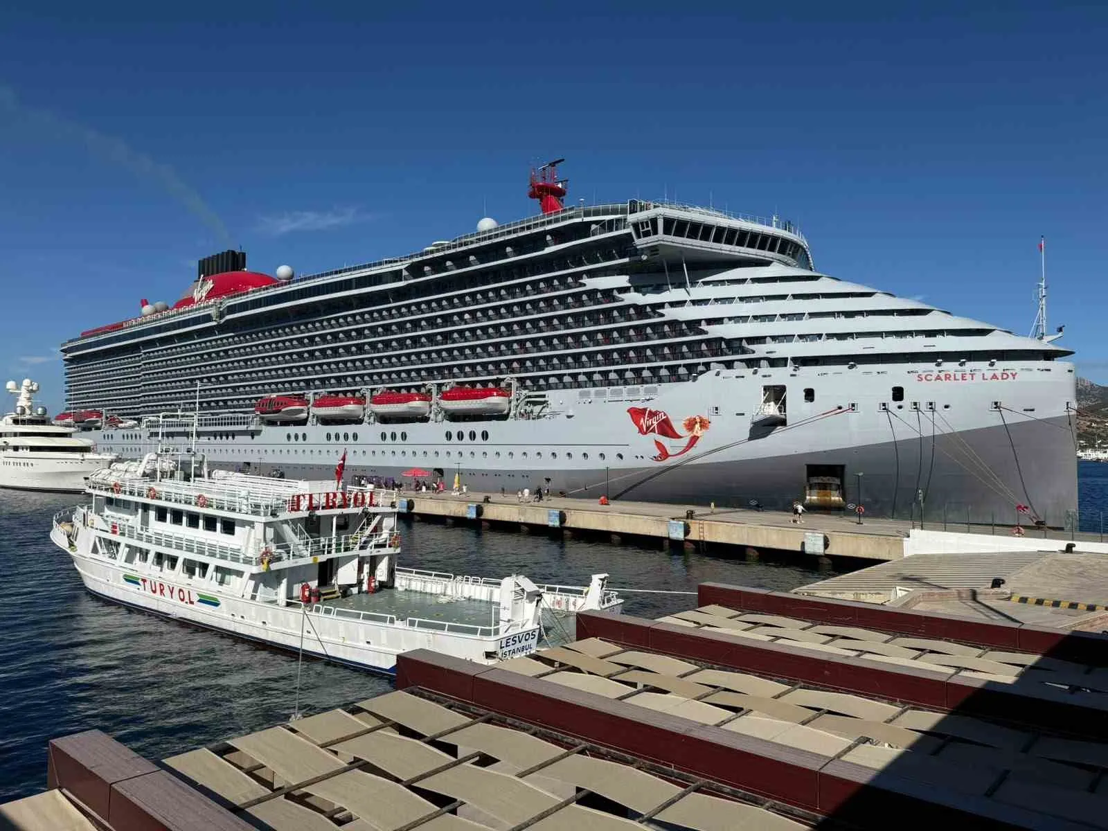 Bodrum limanında dev hareketlilik: Scarlet Lady binlerce turisti ağırladı
