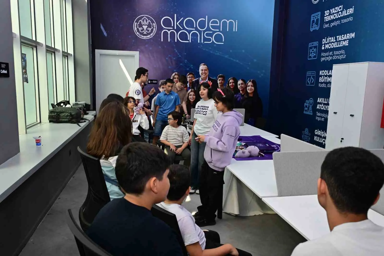 Geleceğin mühendisleri Akademi Manisa’da buluştu: Robotik dünyasının kapıları aralandı