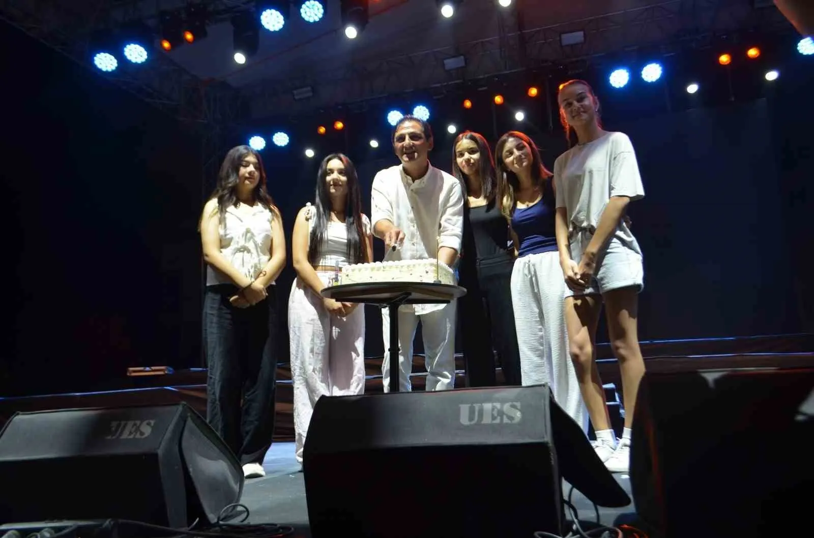Selendi'de festival finalinde çifte kutlama: Başkan Daban'a sahnede büyük sürpriz