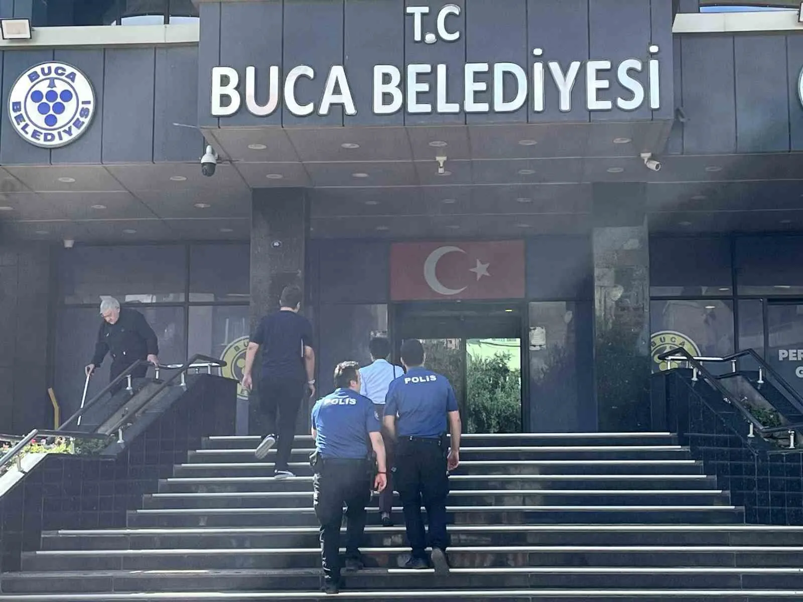 Buca Belediyesi’nde icra krizi: 150 milyon liralık borç için kapıya dayandılar
