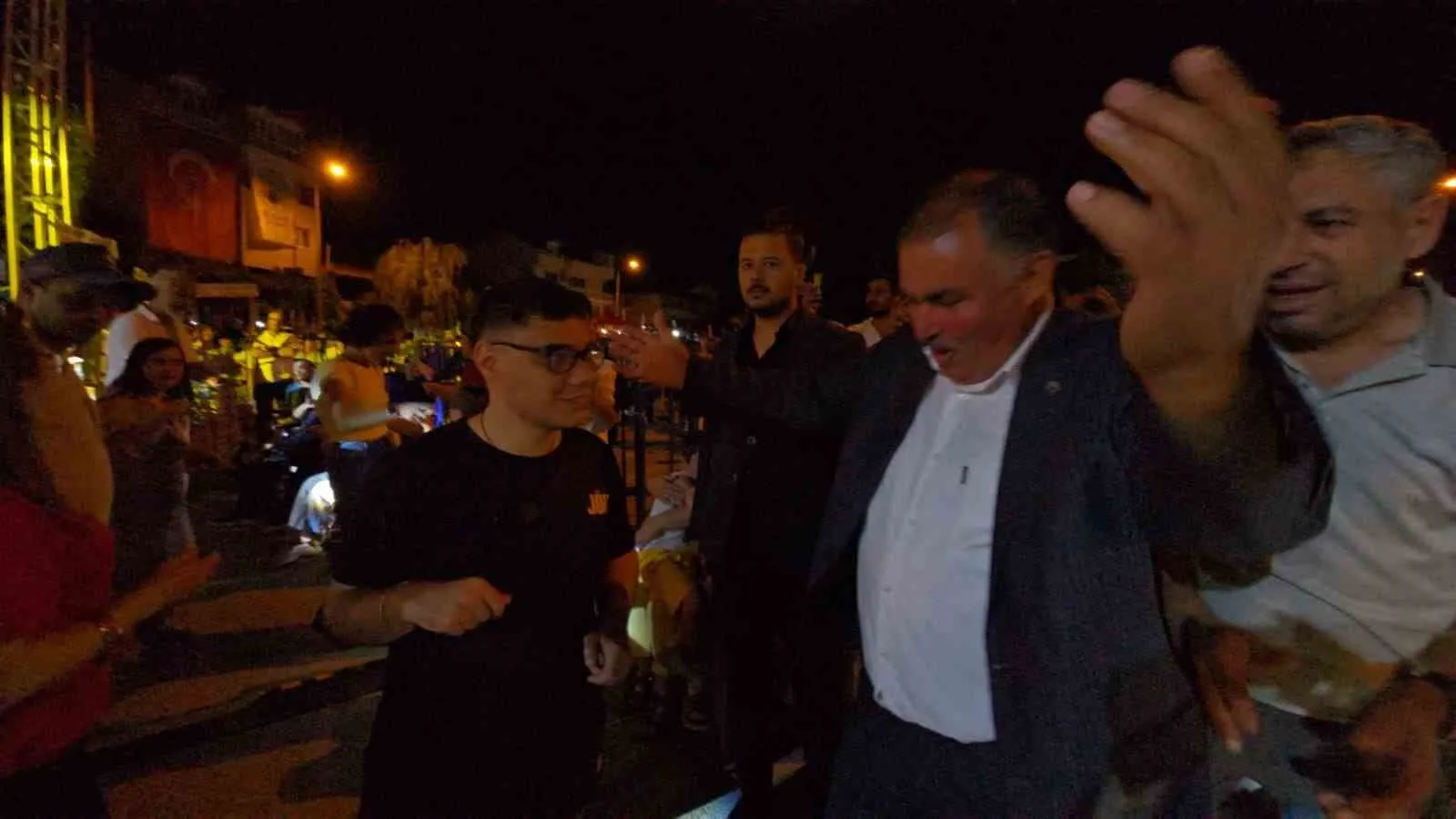 Beyağaç’ta festivalin yıldızı özel çocuklar oldu: Başkan Pütün sahnede onlara eşlik etti