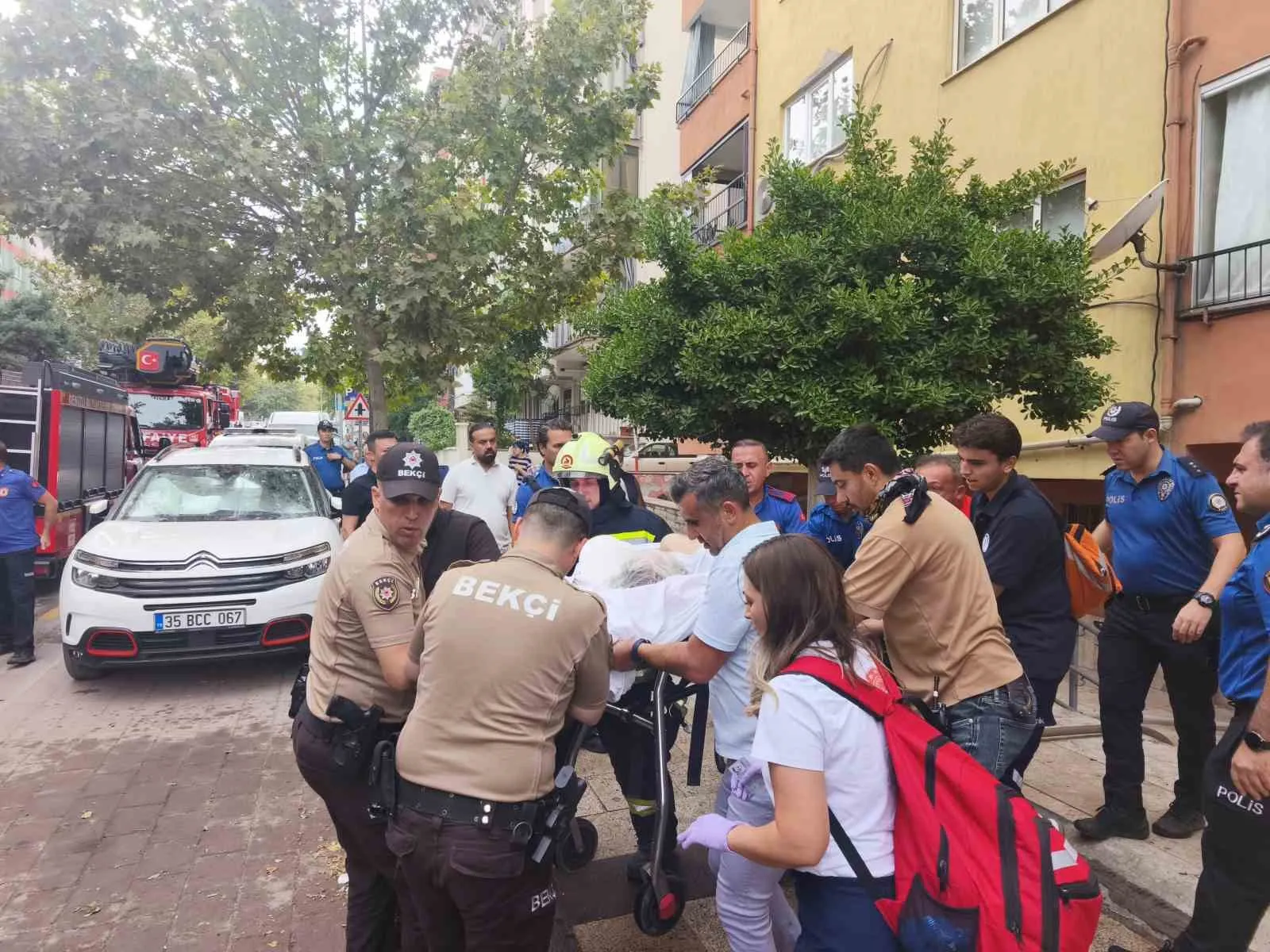 Denizli'de apartman yangını: Yatalak hastanın da aralarında bulunduğu iki kişi hastanelik oldu