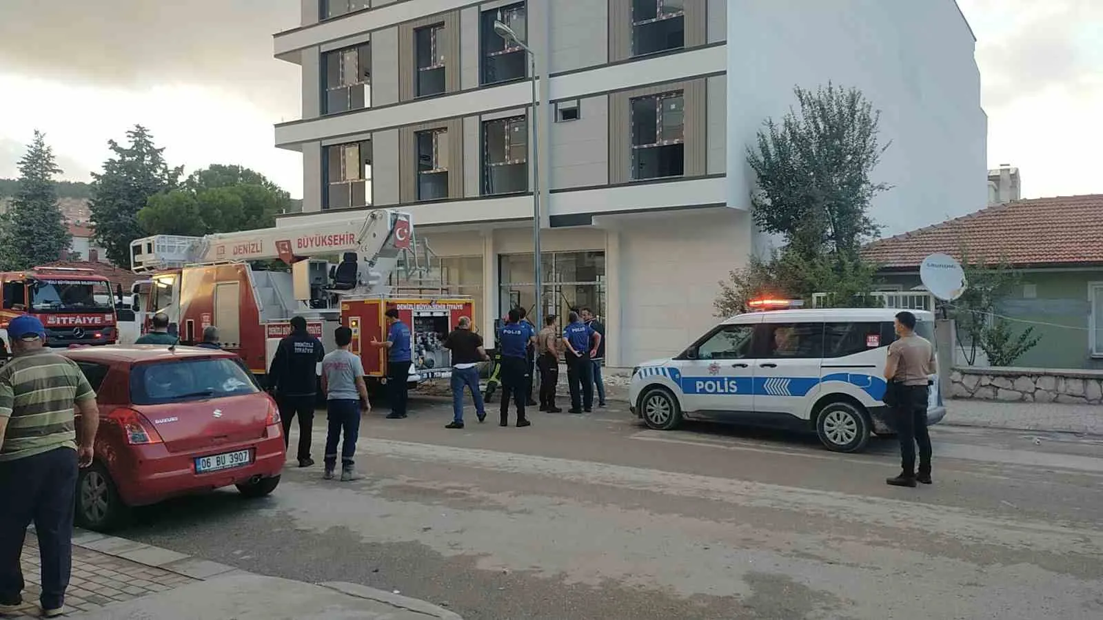 Çatıdaki dehşet anlarını Belediye Başkanı bitirdi: Personelini ölümün kıyısından çekti