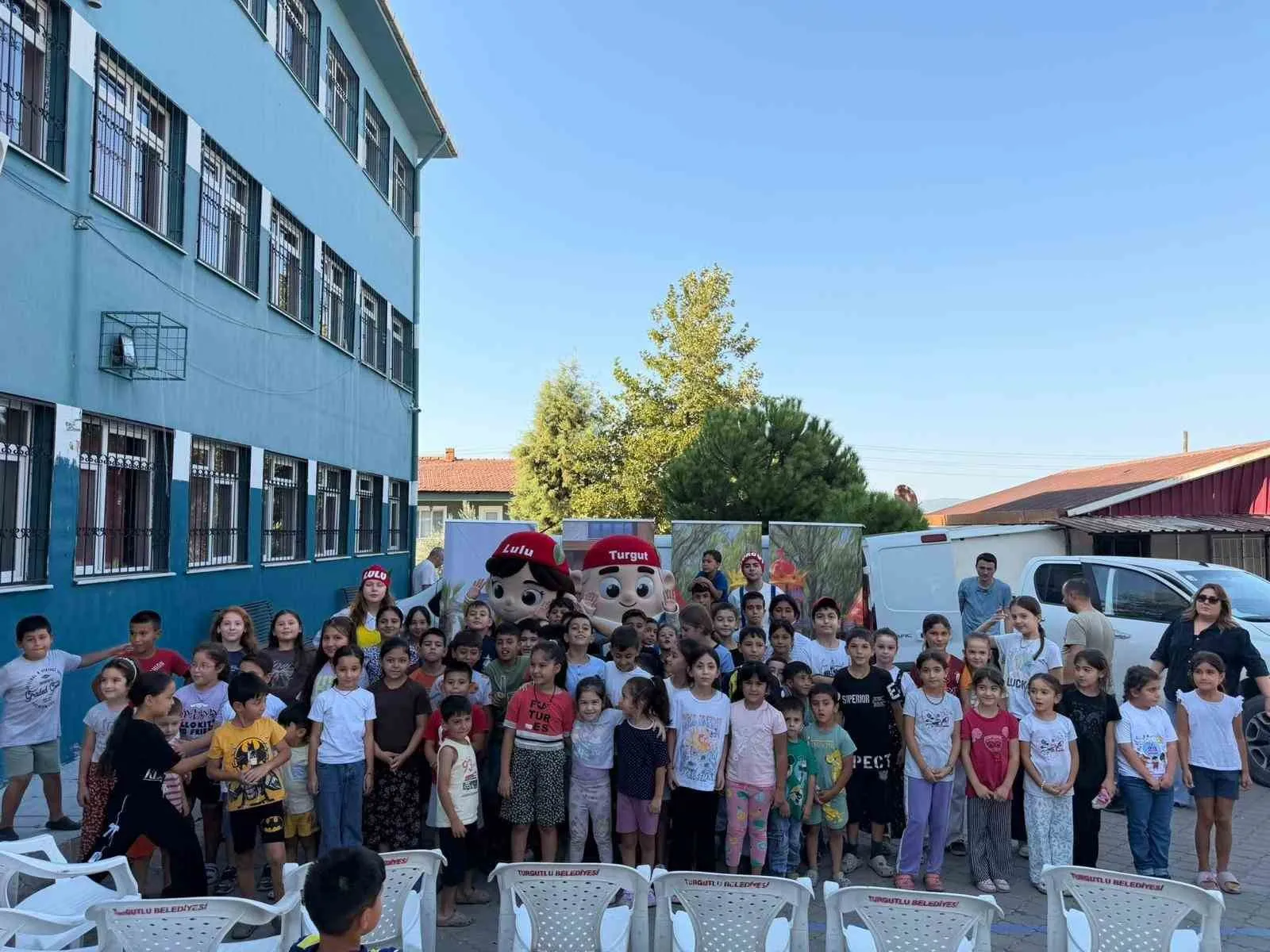 Turgutlu’nun neşeli kahramanları mahalleleri şenlendirdi: Tiyatro çocukların ayağına geldi
