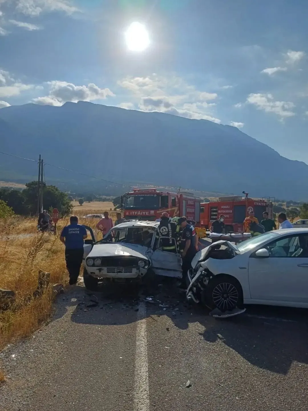 Denizli'de trafik dehşeti: İki araç birbirine girdi, 5 kişi hastanelik oldu