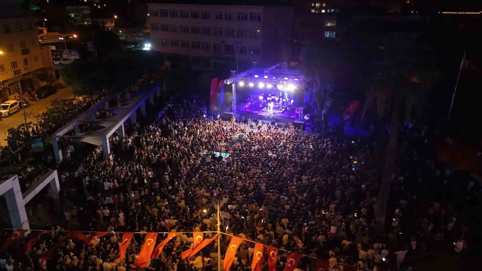 Söke’de 104. yıl coşkusu: Emir Can İğrek meydanı salladı