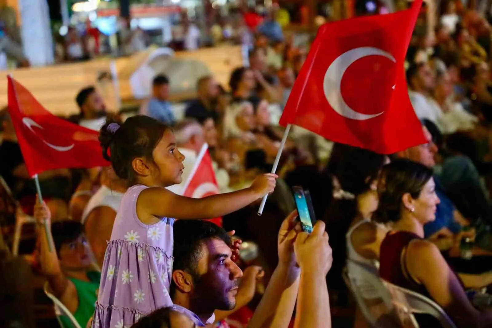 Bodrum’da voleybol zaferi: Filenin Sultanları’na dev ekranlı kutlama
