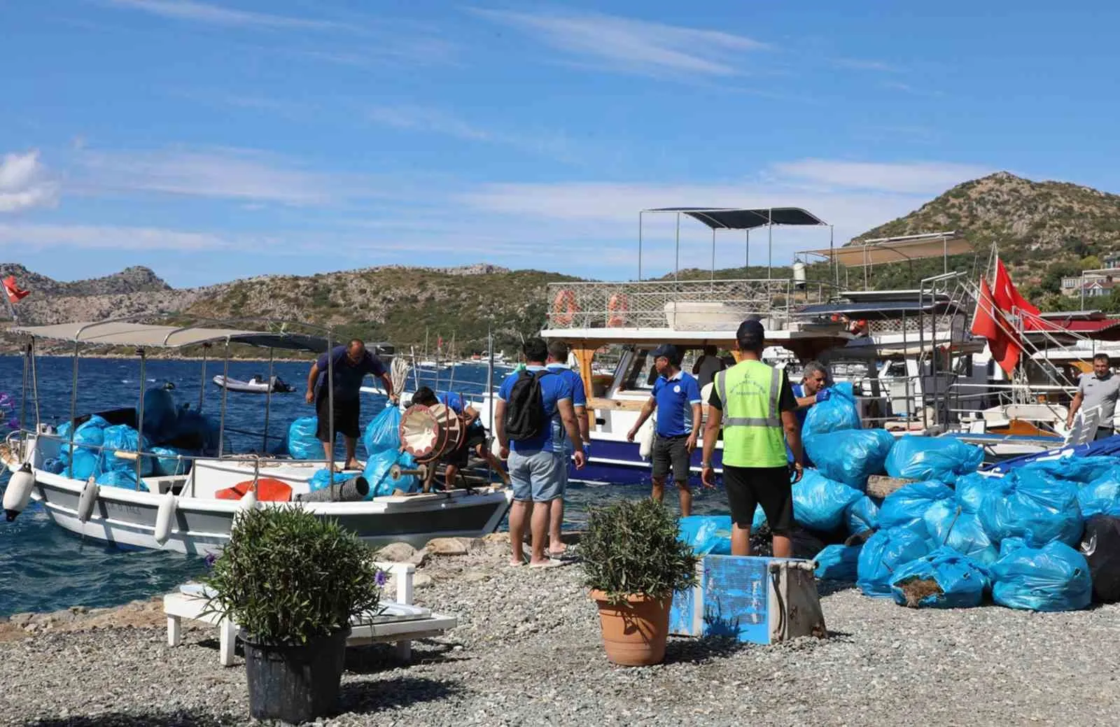 Marmaris’in gizli cennetlerinde dev temizlik operasyonu: Bir ton atık denizden çıkarıldı